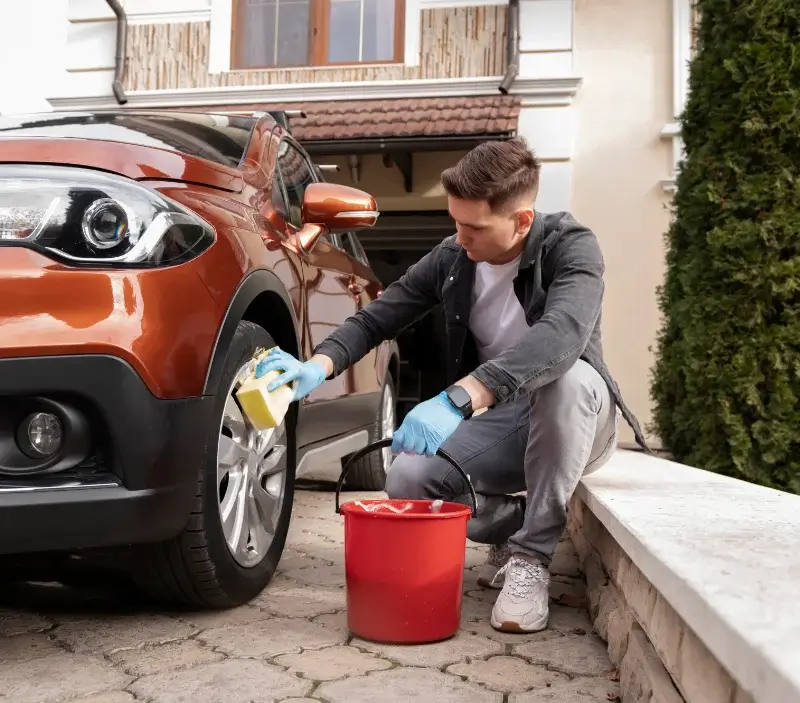 Lavage auto à domicile Laroin : professionnel intervenant sur un véhicule
